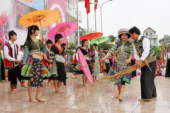 Biểu diễn múa khèn dân tộc H’Mông tại một ngày hội.