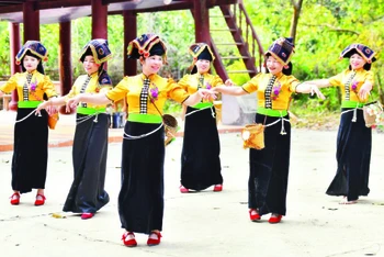 Đội văn nghệ bản Hồng Lếch Cang, xã Thanh Chăn, huyện Điện Biên, tỉnh Điện Biên biểu diễn xòe Thái tại nhà văn hóa địa phương. (Ảnh ANH SƠN)