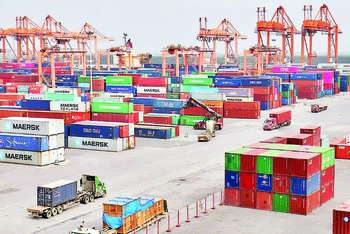 Bốc xếp hàng hóa xuất nhập khẩu tại cảng Tân Vũ, Hải Phòng. (Ảnh: MINH HÀ)