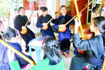 Một lớp truyền dạy hát Then ở huyện Chợ Đồn, tỉnh Bắc Kạn. (Ảnh THU TRANG)