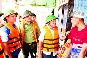 Lãnh đạo tỉnh Thừa Thiên Huế thăm hỏi, tặng quà người dân tại vùng "rốn lũ" huyện Quảng Điền.