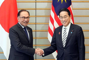 Hai Thủ tướng Malaysia và Nhật Bản tại cuộc gặp ở Tokyo. (Ảnh REUTERS)