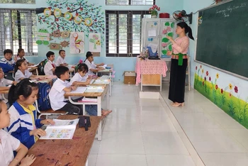 Trường tiểu học và trung học cơ sở A Đú Sáng (Kim Bôi, Hòa Bình) được kiên cố hóa đã bảo đảm điều kiện dạy học.