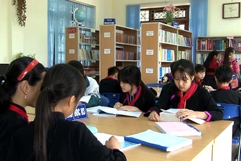 Những năm qua, tỉnh Thái Nguyên đã đầu tư hàng trăm tỷ đồng nhằm phát triển giáo dục vùng đồng bào DTTS. Trong ảnh: Thư viện Trường Phổ thông dân tộc nội trú của tỉnh Thái Nguyên. (Ảnh PHAN THÁI)