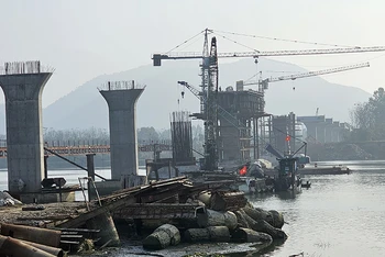 Thi công cầu vượt sông Mã trên tuyến giao thông nối Quốc lộ 1 với cao tốc bắc-nam và Quốc lộ 45 phía bắc tỉnh Thanh Hóa.