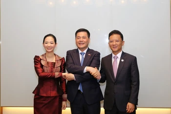 Bộ trưởng Công thương Nguyễn Hồng Diên tiếp Bộ trưởng Thương mại Campuchia Cham Nimul và Bộ trưởng Công nghiệp, Khoa học và Đổi mới Công nghệ Campuchia Hem Vandy.