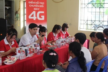 Một điểm hỗ trợ chuyển đổi điện thoại 4G của Viettel