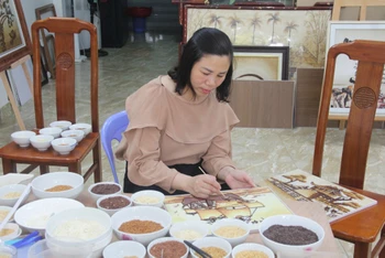Cơ sở sản xuất tranh gạo Vân Quân chế tạo ra những sản phẩm OCOP tiêu biểu của huyện Sóc Sơn.