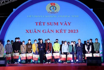 Bộ trưởng Y tế Đào Hồng Lan và Bí thư Tỉnh ủy Bắc Ninh Nguyễn Anh Tuấn trao quà Tết cho công nhân lao động.