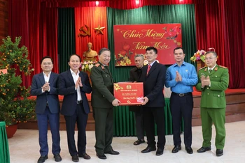 Bộ trưởng Công an Tô Lâm và các đại biểu tặng quà Trung tâm điều dưỡng thương binh Thuận Thành.