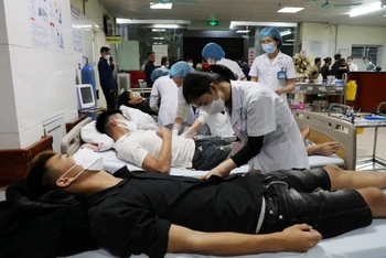 Các công nhân tại Công ty TNHH HS Tech Vina, khu công nghiệp III Khai Sơn, huyện Thuận Thành đang điều trị tại Bệnh viện đa khoa tỉnh Bắc Ninh.