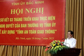 Bí thư Tỉnh ủy Nguyễn Anh Tuấn phát biểu tại hội nghị.