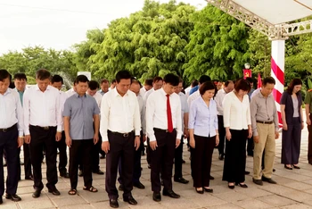 Lãnh đạo tỉnh Bắc Ninh dâng hương đồng chí Lê Quang Đạo.