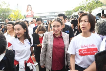 Ứng cử viên Đảng Pheu Thai Paetongtarn Shinawatra (áo đỏ giữa) tới đăng ký tranh cử tại Trung tâm Thanh niên Thái Lan-Nhật Bản thuộc quận Din Daeng, Bangkok sáng ngày 3/4. (Ảnh: Khaosod English)