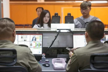Cảnh sát vận hành hệ thống nhận dạng sinh trắc học tại trạm kiểm soát xuất nhập cảnh sân bay Don Mueang, Thái Lan. (Ảnh: Bangkok Post)