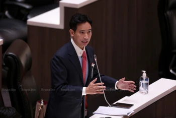 Ứng cử viên của đảng Tiến bước - Pita Limjaroenrat phát biểu tại cuộc tranh luận ở Quốc hội Thái Lan trước cuộc bỏ phiếu bầu Thủ tướng hôm 13/7. (Ảnh: Bangkok Post)