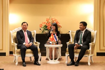 Thống đốc Thủ đô Bangkok (bên phải) tiếp Bí thư Tỉnh ủy Hòa Bình Nguyễn Phi Long. (Ảnh: NAM ĐÔNG) 