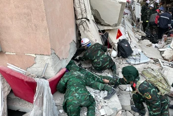 Các lực lượng của Quân đội nhân dân Việt Nam tích cực phối hợp lực lượng địa phương tìm kiếm, cứu trợ các nạn nhân trong trận động đất tại tỉnh Hatay, Thổ Nhĩ Kỳ. (Ảnh: Văn Hiếu, từ Hatay, Thổ Nhĩ Kỳ)