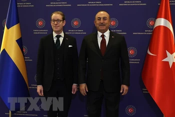 Ngoại trưởng Thổ Nhĩ Kỳ Mevlut Cavusoglu (phải) trong cuộc họp báo chung với người đồng cấp Thụy Điển Tobias Billstrom tại Ankara, ngày 22/12/2022. (Ảnh: AFP/TTXVN)