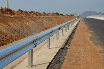 Hơn 20km hộ lan tôn sóng được lắp đặt trên cao tốc đoạn Vĩnh Hảo-Phan Thiết.