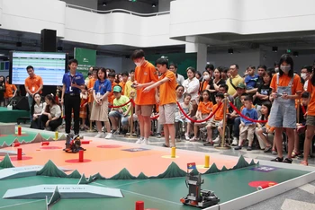 Các đội thi tranh tài tại Chung kết Robotics.