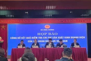 Cục trưởng Cục Điều tiết điện lực Trần Việt Hòa trả lời câu hỏi tại buổi họp báo.