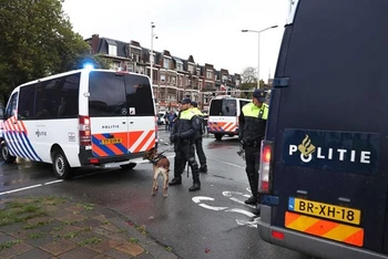 Cảnh sát phong tỏa khu vực xung quanh Nghị viện Hà Lan sau cảnh báo có bom. (Ảnh: EPA-EFE)