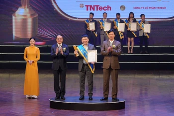 Đại diện TNTech nhận giải thưởng Sao Khuê 2023.