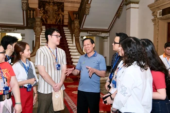 Chủ tịch Ủy ban nhân dân Thành phố Hồ Chí Minh Phan Văn Mãi trao đổi với các khách tham quan.