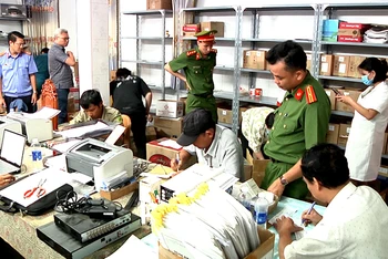 Lực lượng Cơ quan Cảnh sát điều tra, Công an thành phố Biên Hòa phối hợp Viện Kiểm sát nhân dân cùng cấp tiến hành khám xét một phòng khám.