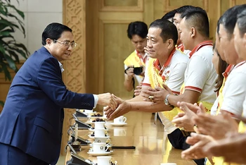 Thủ tướng Phạm Minh Chính gặp gỡ người hiến máu tình nguyện tiêu biểu toàn quốc năm 2023. (Ảnh: Trần Hải)