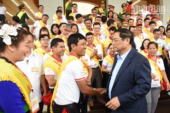 [Ảnh] Thủ tướng Phạm Minh Chính gặp mặt người hiến máu tình nguyện tiêu biểu