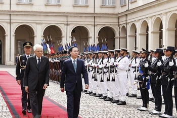 Chủ tịch nước Võ Văn Thưởng và Tổng thống Italy Sergio Mattarella duyệt đội danh dự. (Ảnh: Thống Nhất/TTXVN)