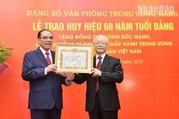 [Ảnh] Tổng Bí thư Nguyễn Phú Trọng trao Huy hiệu 60 năm tuổi Đảng tặng nguyên Tổng Bí thư Nông Đức Mạnh