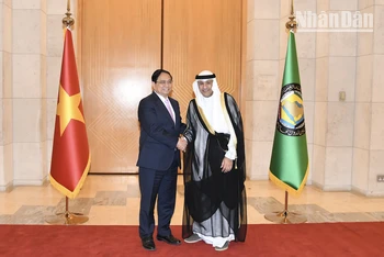 Thủ tướng gặp gỡ Tổng Thư ký GCC Jassim Muhammad Al-Budaiwi.