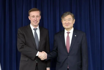 Cố vấn An ninh Quốc gia Hàn Quốc Cho Tae-yong (phải) và người đồng cấp Mỹ, Jake Sullivan tại văn phòng tổng thống ở Seoul ngày 9/12. (Ảnh: The Korea Times)
