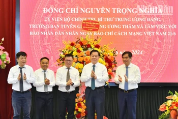 Đồng chí Nguyễn Trọng Nghĩa, Ủy viên Bộ Chính trị, Bí thư Trung ương Đảng, Trưởng Ban Tuyên giáo Trung ương đến thăm và làm việc với Báo Nhân Dân. (Ảnh: THỦY NGUYÊN)