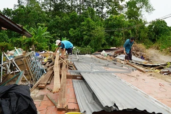 Căn nhà của ông Nguyễn Ngọc Phúc (sinh năm 1972) ở xã Long Hưng A, huyện Lấp Vò bị sập hoàn toàn vì dông lốc. (Ảnh: Nhựt An/TTXVN)