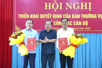 Ông Mai Văn Huỳnh, Phó bí thư Thường trực Tỉnh ủy, chủ tịch HĐND tỉnh Kiên Giang trao quyết định cho ông Nguyễn Đức Chín (bìa trái) và ông Trần Chí Viễn. (Ảnh: Báo Tiền Phong)