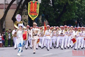 Đoàn nhạc Cảnh sát Việt Nam diễu hành ở phố đi bộ. (Ảnh: THÀNH ĐẠT)