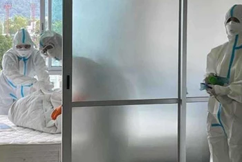Các nhân viên y tế đang khử trùng căn hộ nơi bệnh nhân người Nigeria đã sống tại Phuket. (Ảnh: DDC)