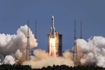 Module Vấn Thiên được phóng đi bằng tên lửa Trường Chinh 5B từ trung tâm phóng vũ trụ Văn Xương ở đảo Hải Nam. (Ảnh: Reuters)