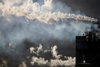 Khí thải thoát ra từ các ống khói của nhà máy Yara France ở Montoir-de-Bretagne, gần Saint-Nazaire, Pháp, ngày 4/3/2022. (Ảnh: Reuters)