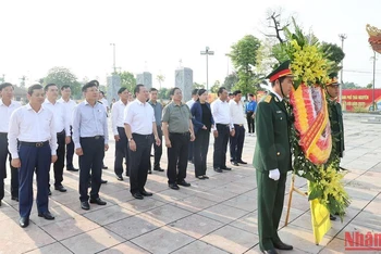 Thủ tướng dâng hương, hoa tưởng niệm 60 liệt sĩ thanh niên xung phong Đại đội 915 
