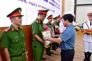 Phó Bí thư Tỉnh ủy, Chủ tịch UBND tỉnh Nguyễn Văn Phương trao Bằng khen cho các tập thể, cá nhân có thành tích xuất sắc trong công tác phòng, chống tội phạm.