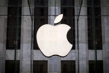 Đây không phải lần đầu tiên Apple vướng kiện tụng liên quan chính sách thu phí của hãng trên App Store. (Ảnh: Reuters)