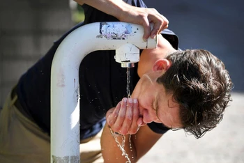 Một người đàn ông uống nước từ một cơ sở cung cấp nước uống công cộng trong đợt nắng nóng ở Nijmegen, Hà Lan ngày 18/7/2022. (Nguồn: Reuters)