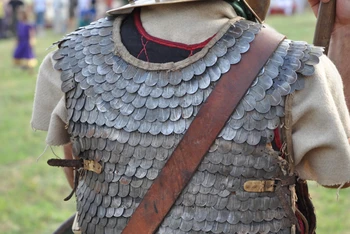 Áo giáp kiểu La Mã làm bằng thỏi đồng và một loại áo giáp khác được gọi là Lorica Ssquamata. (Nguồn: AP)