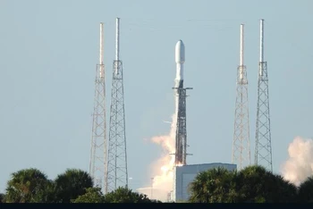 Tên lửa Falcon 9 mang theo tàu thăm dò Danuri của Hàn Quốc rời bệ phóng tại Trạm vũ trụ Cape Canaveral ở Florida, Mỹ ngày 5/8/2022. (Nguồn: CNN) 
