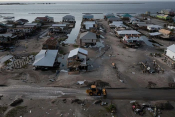 Nhà cửa và cơ sở kinh doanh bị hư hại nặng sau khi siêu bão Ida quét qua đảo Grand Isle, bang Louisiana, Mỹ ngày 2/9/2021. (Ảnh: Reuters)